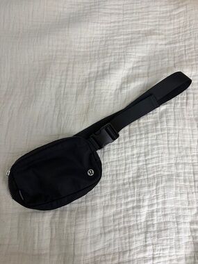LULULEMON athletica Black Compact Sling Belt Bag